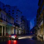 Un coche circula por una calle de La Habana durante un apagón