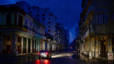 Un coche circula por una calle de La Habana durante un apagón