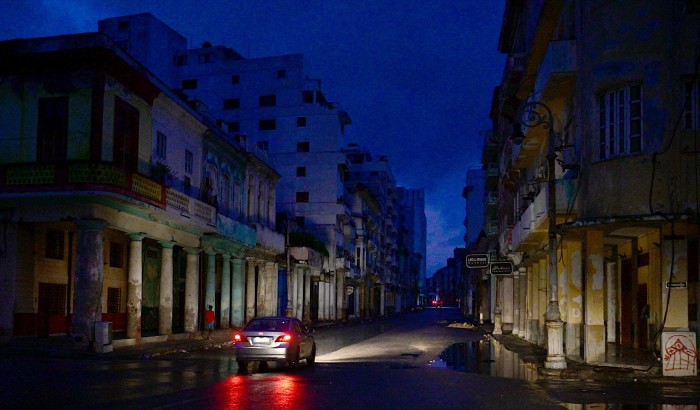 Un coche circula por una calle de La Habana durante un apagón