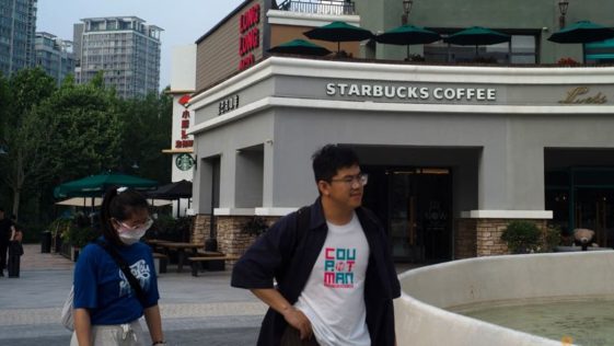 Starbucks considera vender participación en empresas chinas, informa Bloomberg News