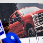 UAW dice que la mayoría de los trabajadores de la planta de baterías de la empresa conjunta Ford firman tarjetas sindicales