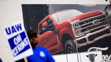 UAW dice que la mayoría de los trabajadores de la planta de baterías de la empresa conjunta Ford firman tarjetas sindicales