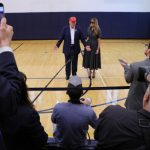 Donald Trump, acompañado por su esposa Melania, habla con los periodistas después de votar en el Centro Recreativo Mandel en Palm Beach, Florida, EE. UU., el 5 de noviembre de 2024.