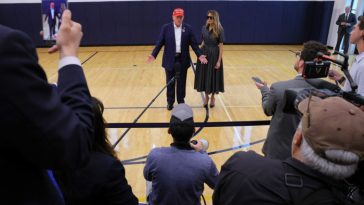 Donald Trump, acompañado por su esposa Melania, habla con los periodistas después de votar en el Centro Recreativo Mandel en Palm Beach, Florida, EE. UU., el 5 de noviembre de 2024.