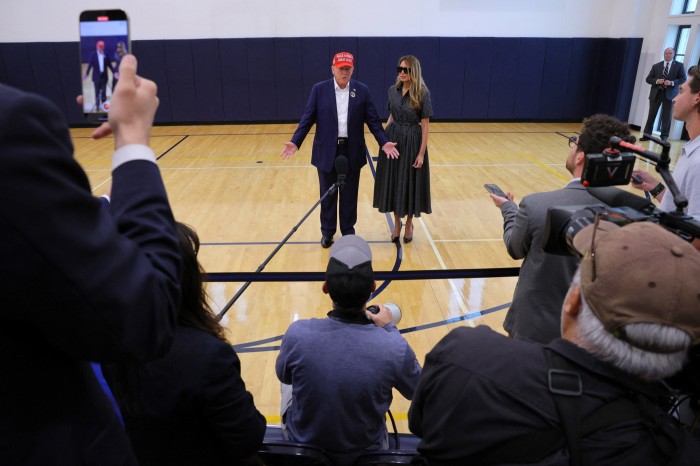 Donald Trump, acompañado por su esposa Melania, habla con los periodistas después de votar en el Centro Recreativo Mandel en Palm Beach, Florida, EE. UU., el 5 de noviembre de 2024.