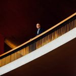 Peter Gelb, director general de la Met Opera, fotografiado mirando hacia abajo desde un balcón de la ópera