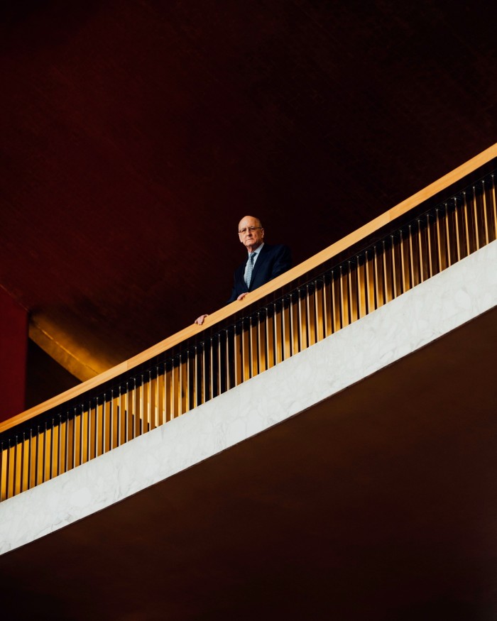 Peter Gelb, director general de la Met Opera, fotografiado mirando hacia abajo desde un balcón de la ópera