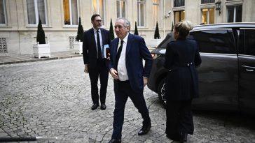 Bayrou forma un nuevo gobierno con los aliados centristas y ex ministros de Macron - Euractiv