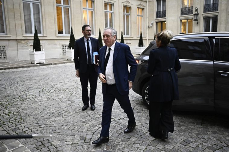 Bayrou forma un nuevo gobierno con los aliados centristas y ex ministros de Macron - Euractiv