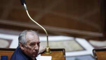 Bayrou lucha por conseguir un nuevo gobierno, y mucho menos uno con poder de permanencia - Euractiv