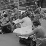 Viajeros en la estación Victoria, Londres, en 1975