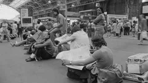 Viajeros en la estación Victoria, Londres, en 1975