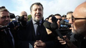 El viceprimer ministro italiano Salvini, absuelto de los cargos de secuestro de inmigrantes - Euractiv