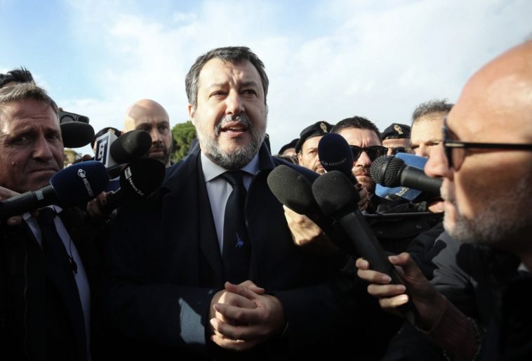 El viceprimer ministro italiano Salvini, absuelto de los cargos de secuestro de inmigrantes - Euractiv