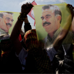 Sus seguidores levantan banderas con un retrato de Abdullah Öcalan