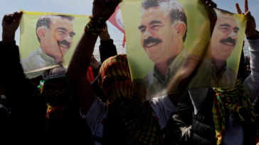 Sus seguidores levantan banderas con un retrato de Abdullah Öcalan