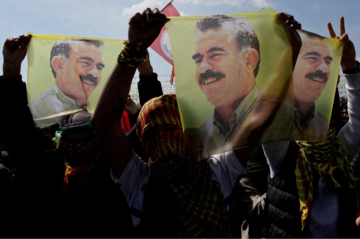 Sus seguidores levantan banderas con un retrato de Abdullah Öcalan