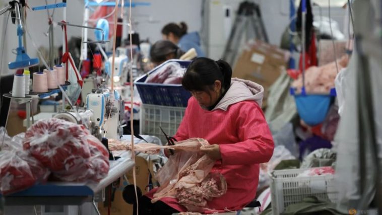 La actividad fabril de China crece más lentamente, los servicios se recuperan