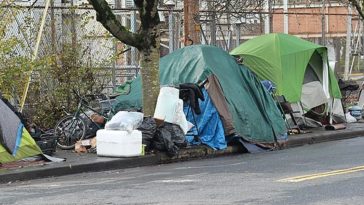 La falta de vivienda aumentó un 18% en 2024; Los inmigrantes provocaron un aumento récord