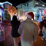 Los hogares estadounidenses se preparan para una bonanza de luces navideñas