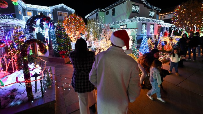 Los hogares estadounidenses se preparan para una bonanza de luces navideñas