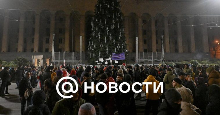 Los manifestantes en Tbilisi colocaron la mesa de Año Nuevo en la avenida Rustaveli