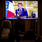 Macron culpa al "caos" de extrema izquierda y extrema derecha por el colapso del gobierno