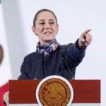 La presidenta mexicana, Claudia Sheinbaum, hace un gesto durante una conferencia de prensa.