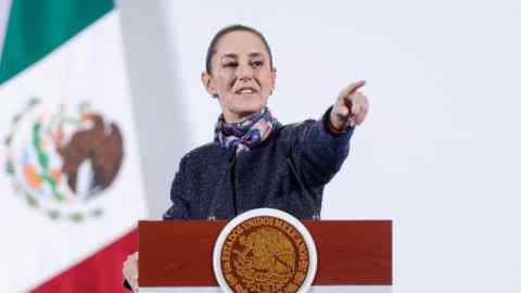 La presidenta mexicana, Claudia Sheinbaum, hace un gesto durante una conferencia de prensa.