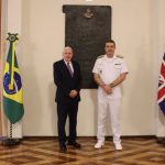 El ministro de Defensa del Reino Unido, Lord Vernon Coaker, con el jefe de la Armada brasileña, almirante Olsen, en Río