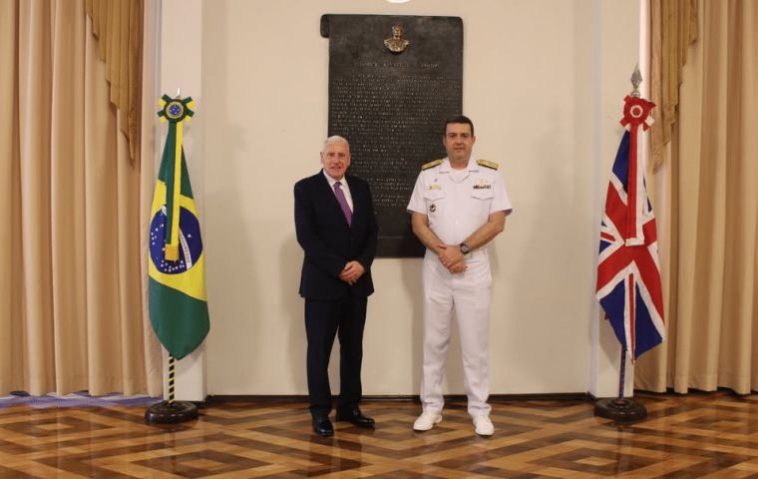 El ministro de Defensa del Reino Unido, Lord Vernon Coaker, con el jefe de la Armada brasileña, almirante Olsen, en Río