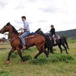 Justin Trudeau y su hijo Hadrien, de 10 años, montan a caballo en Nemiah Valley, Columbia Británica, Canadá, en junio.