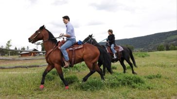 Justin Trudeau y su hijo Hadrien, de 10 años, montan a caballo en Nemiah Valley, Columbia Británica, Canadá, en junio.