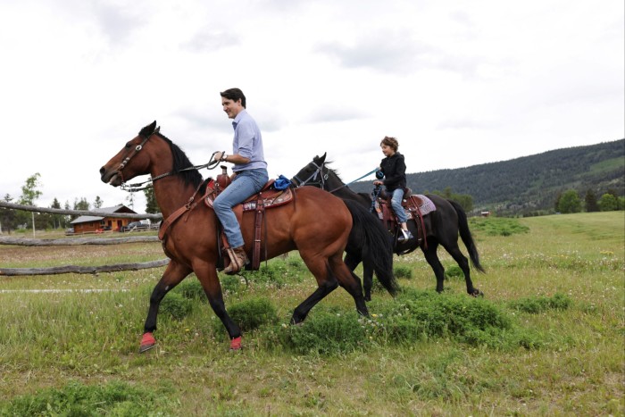 Justin Trudeau y su hijo Hadrien, de 10 años, montan a caballo en Nemiah Valley, Columbia Británica, Canadá, en junio.