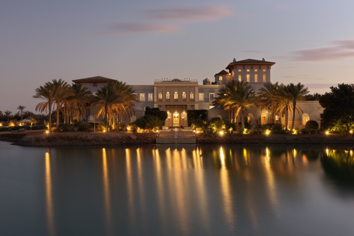 Las suites de La Maison Bleue tienen balcones con vistas a la pequeña laguna y a la playa privada del hotel.