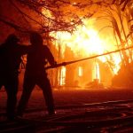 Los bomberos rocían agua sobre una casa en llamas mientras el incendio Eaton avanzaba por el área en Altadena, California, el miércoles.