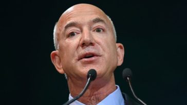 Bezos no ve ninguna amenaza por los vínculos entre Musk y Trump en la carrera espacial