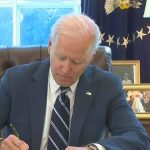 Biden anuncia límite de precios para medicamentos recetados de Medicare