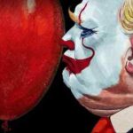 Donald Trump usa maquillaje de payaso y sostiene un globo rojo