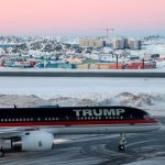 Un avión que lleva al empresario estadounidense Donald Trump Jr. llega a Nuuk, Groenlandia, el 7 de enero de 2025.