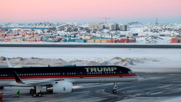 Un avión que lleva al empresario estadounidense Donald Trump Jr. llega a Nuuk, Groenlandia, el 7 de enero de 2025.