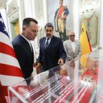 La prensa de Maduro lanzó fotos sorprendentes que muestran la bandera de los Estados Unidos que se exhiben prominentemente en el Palacio de Miraflores, la sede del gobierno venezolano