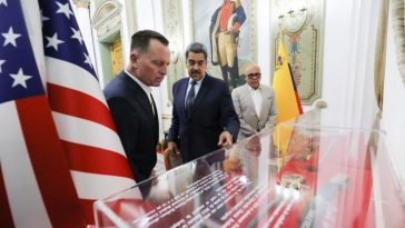 La prensa de Maduro lanzó fotos sorprendentes que muestran la bandera de los Estados Unidos que se exhiben prominentemente en el Palacio de Miraflores, la sede del gobierno venezolano