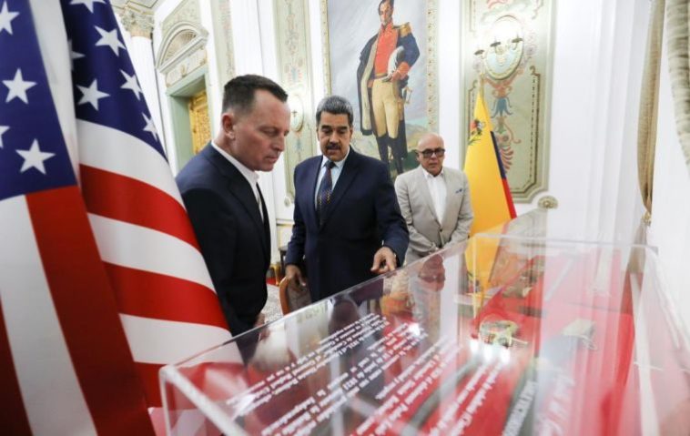 La prensa de Maduro lanzó fotos sorprendentes que muestran la bandera de los Estados Unidos que se exhiben prominentemente en el Palacio de Miraflores, la sede del gobierno venezolano