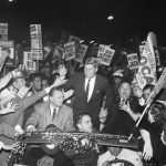 El candidato presidencial demócrata John F. Kennedy hace campaña con el alcalde de Chicago, Richard J. Daley, en 1960