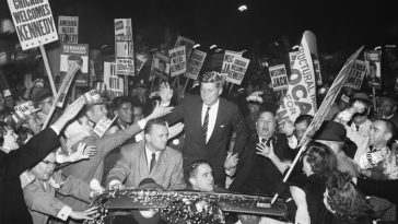 El candidato presidencial demócrata John F. Kennedy hace campaña con el alcalde de Chicago, Richard J. Daley, en 1960