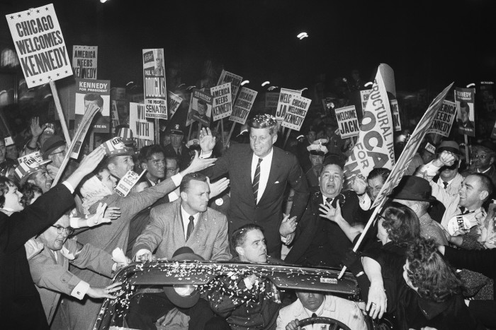 El candidato presidencial demócrata John F. Kennedy hace campaña con el alcalde de Chicago, Richard J. Daley, en 1960