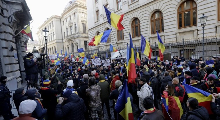 El partido de extrema derecha rumano lidera las protestas contra la cancelación de las elecciones presidenciales - Euractiv