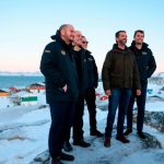 Donald Trump Jr, segundo a la derecha, posa para una fotografía a su llegada a Nuuk, Groenlandia.