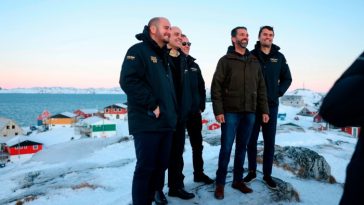 Donald Trump Jr, segundo a la derecha, posa para una fotografía a su llegada a Nuuk, Groenlandia.